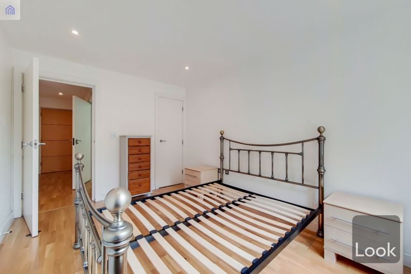 Flat Fairfield Road in Greater London