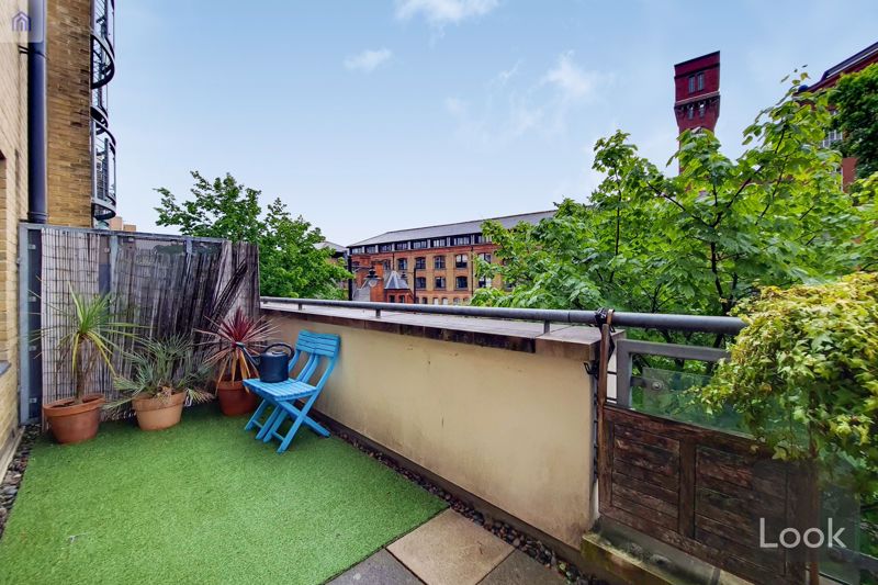 Flat Fairfield Road in Greater London