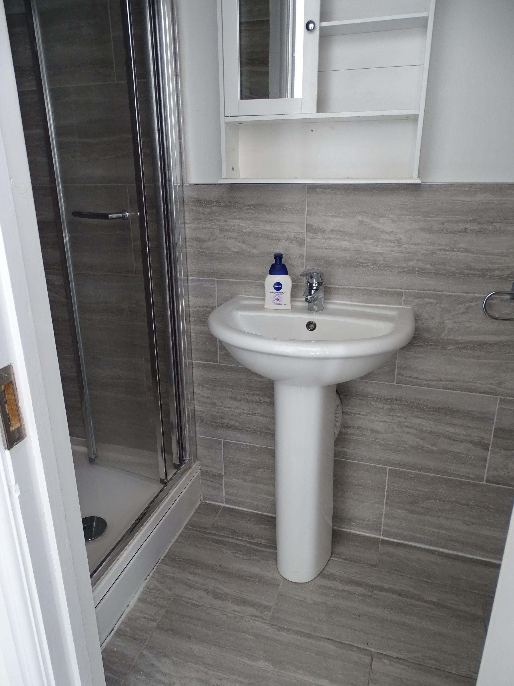 Room Windmill Lane in Greater London