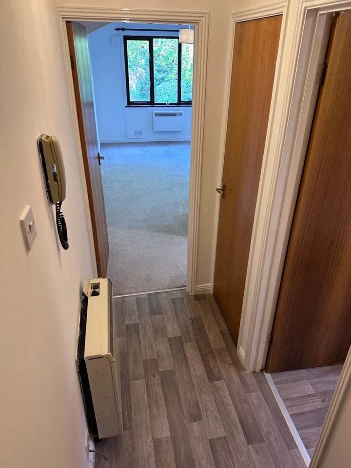Flat Claremont Avenue in Woking