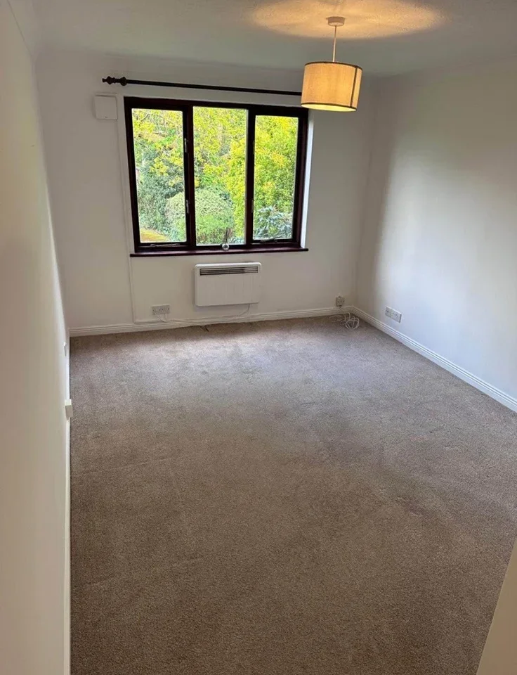 Flat Claremont Avenue in Woking