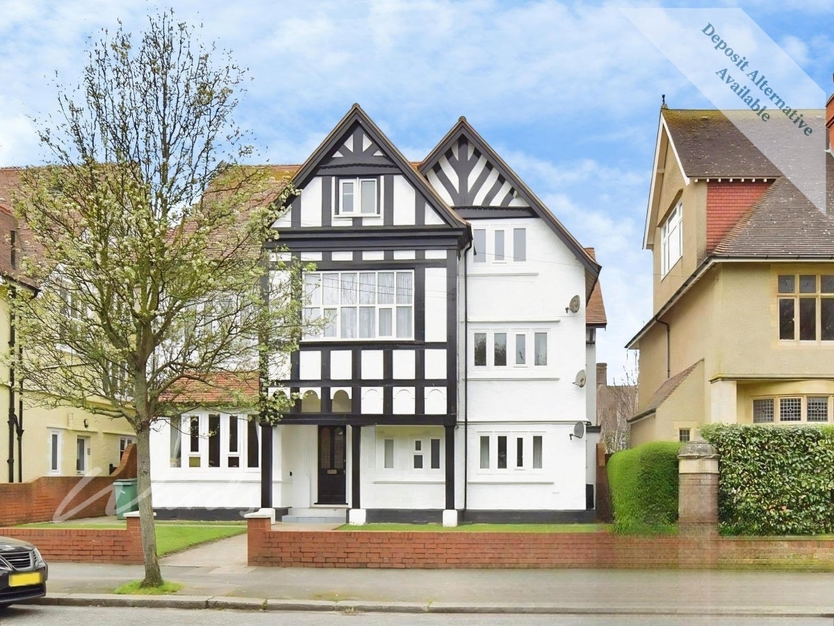 Flat Grimston Avenue in Folkestone and Hythe District