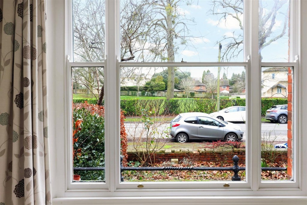 Flat Christchurch Road in Cheltenham