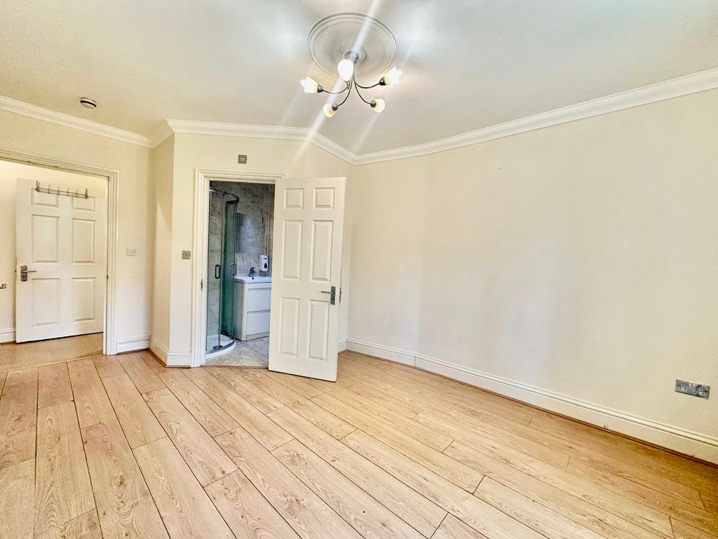 Flat Como Street in Greater London