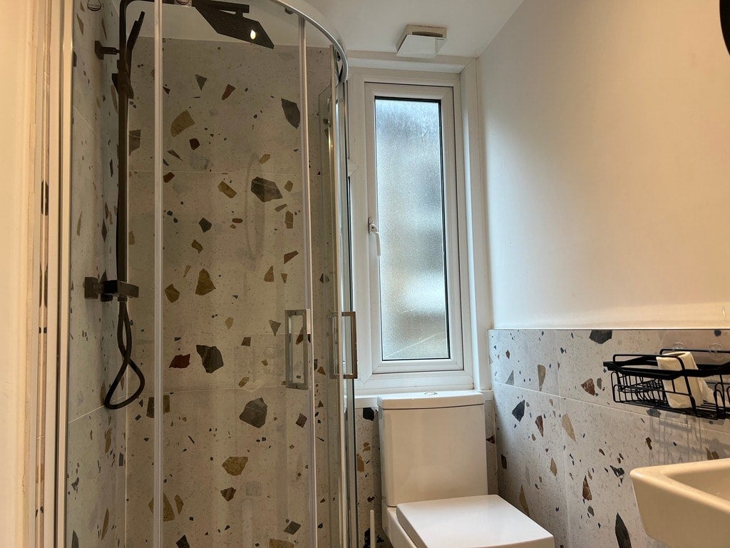 Room Hardman Road in Greater London