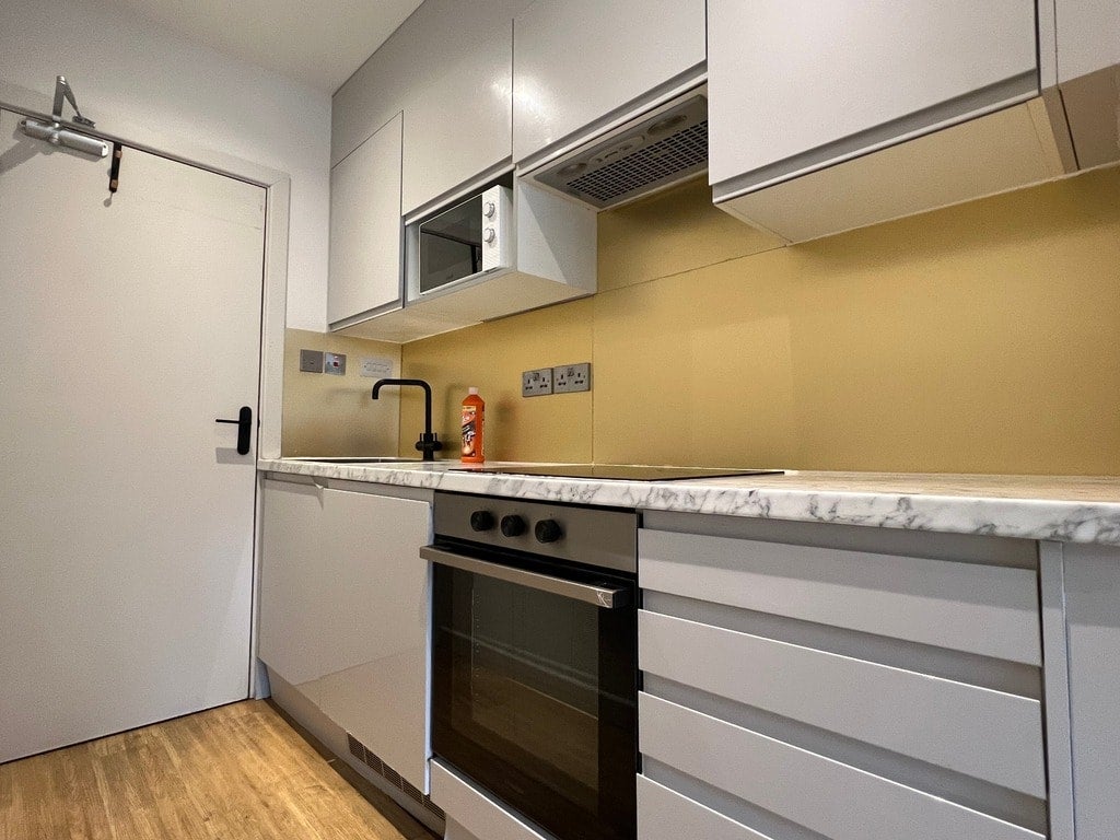 Room Hardman Road in Greater London