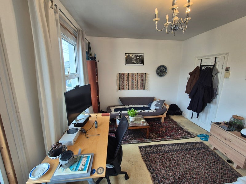 Room Leylang Road in Greater London