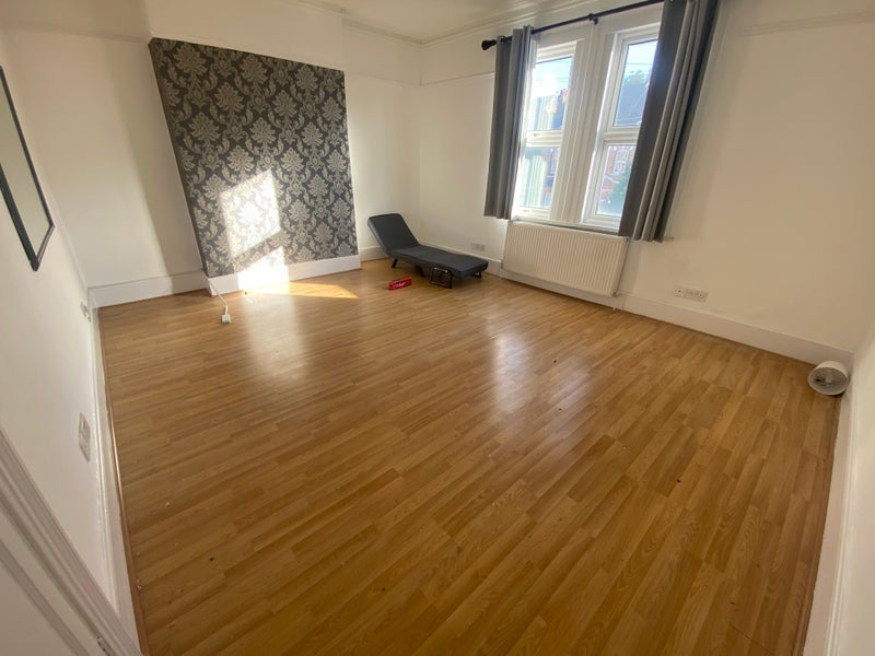 Room Ellison Road in Greater London