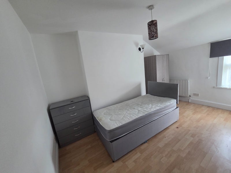 Room Ellison Road in Greater London