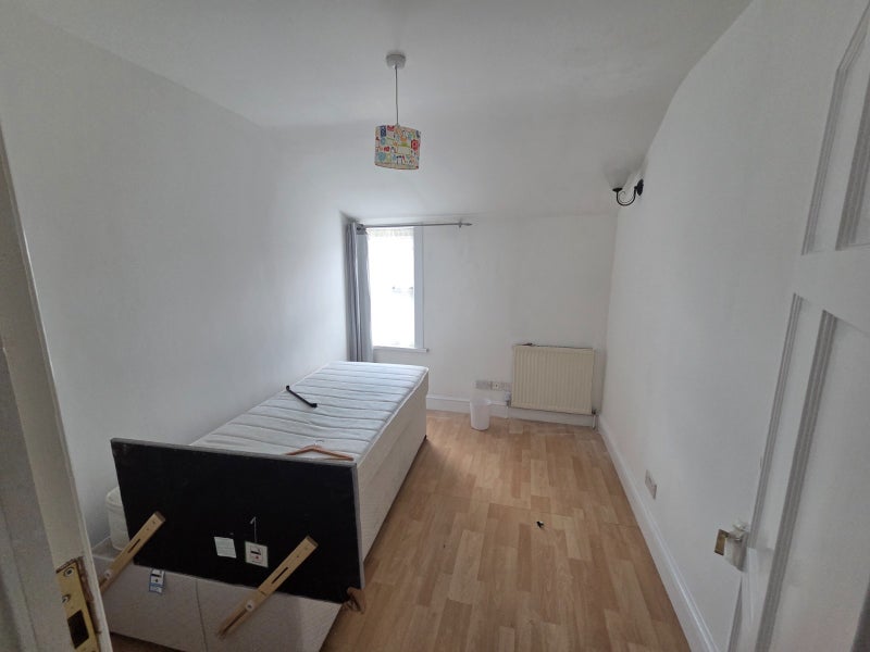 Room Ellison Road in Greater London