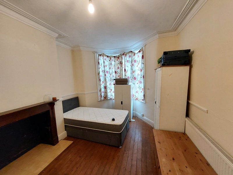 Room Repton Road in Bristol