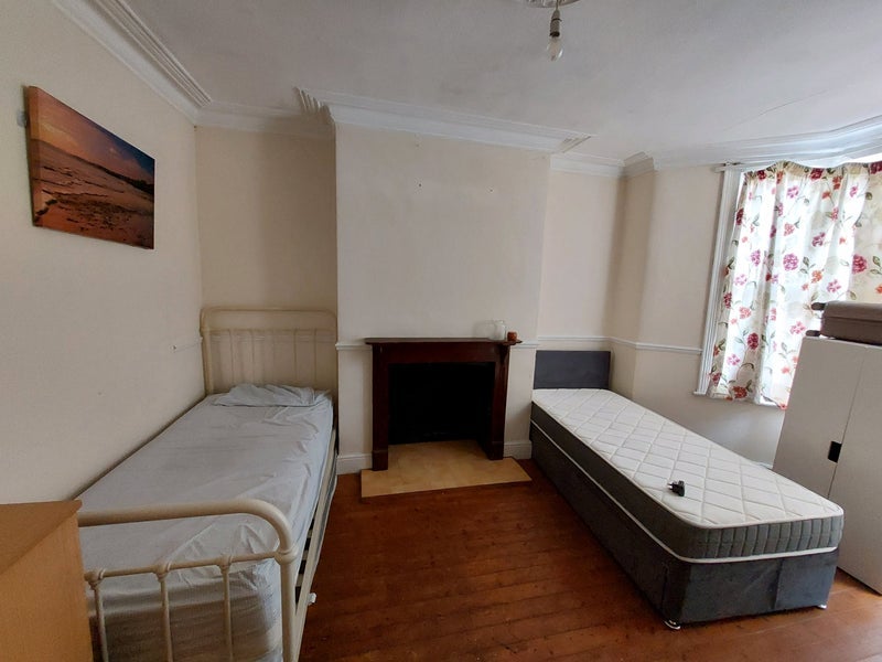 Room Repton Road in Bristol
