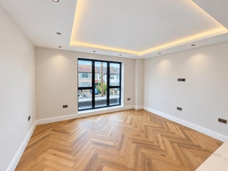 Flat Hazelwood Avenue in Greater London