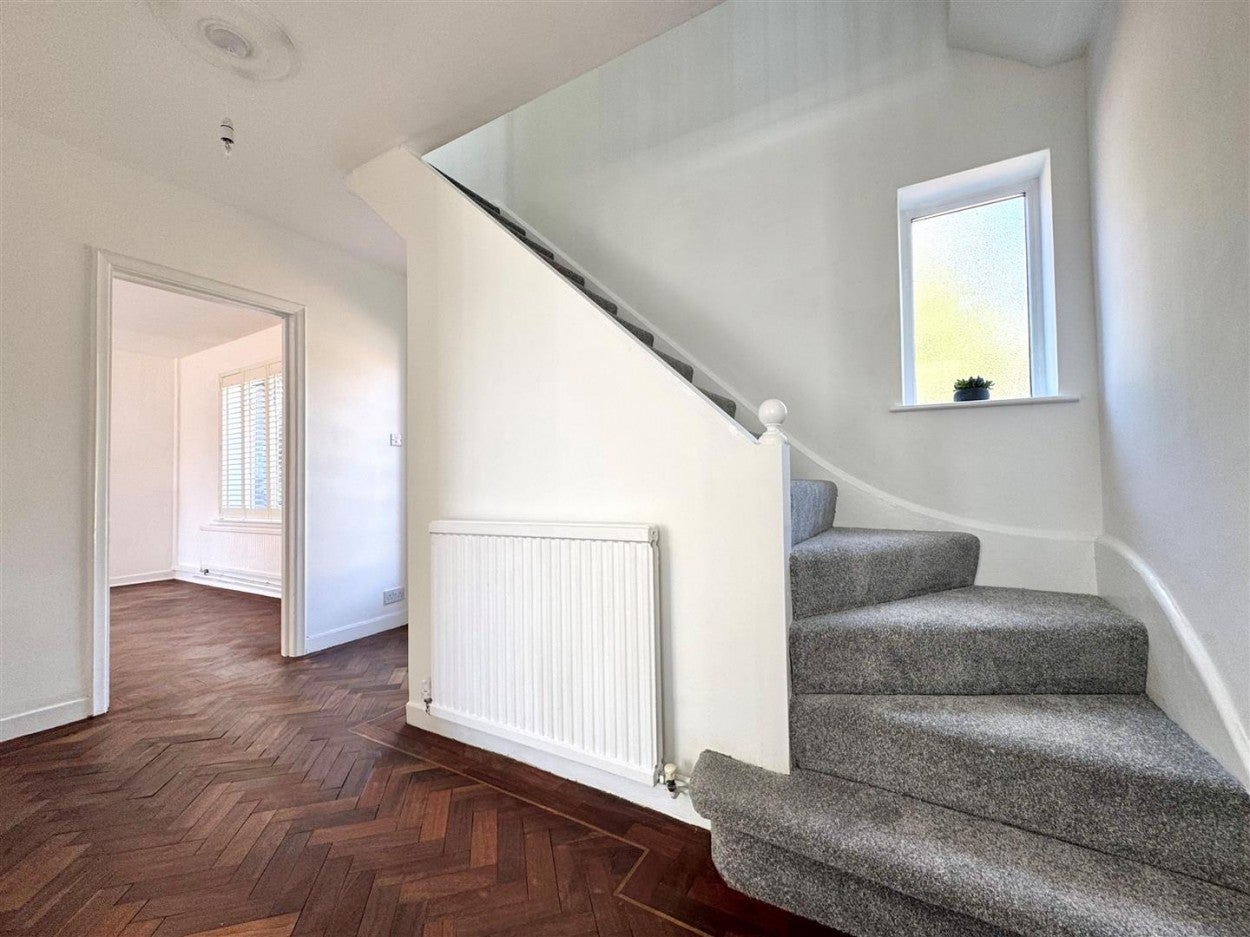 House Kings Drive in Greater London