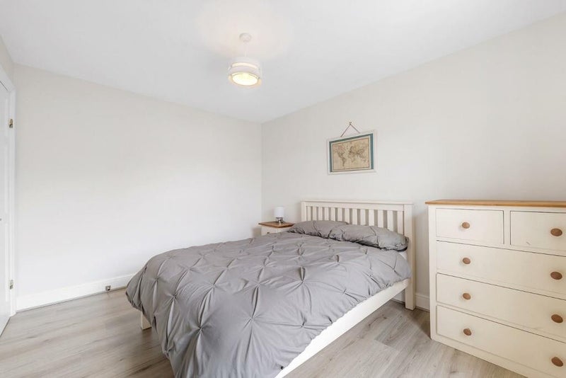 Room Coldharbour Lane in Greater London