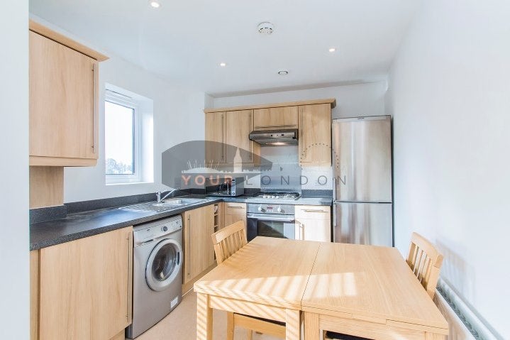 Flat Bramhope Lane in London
