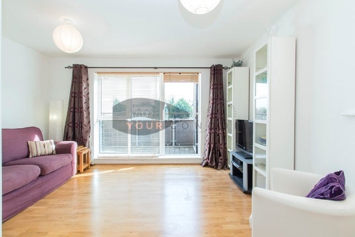Flat Bramhope Lane in London