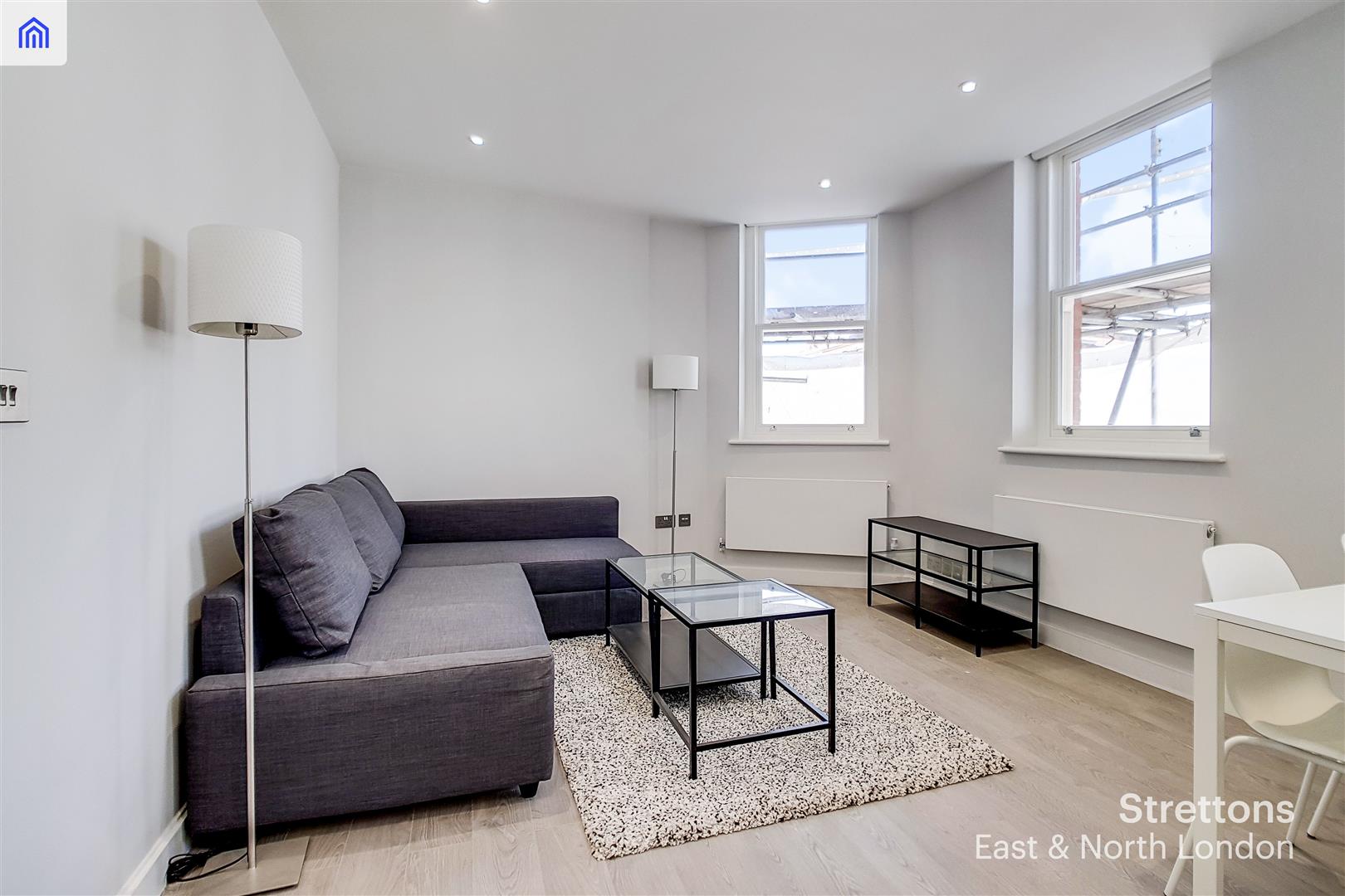 Flat Commercial Road in Greater London