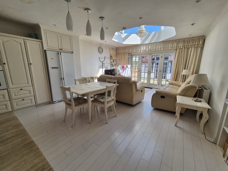 Room Winifred Road in Greater London
