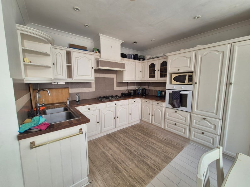 Room Winifred Road in Greater London