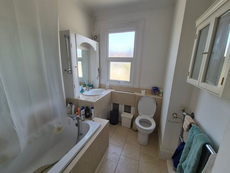 Room Winifred Road in Greater London