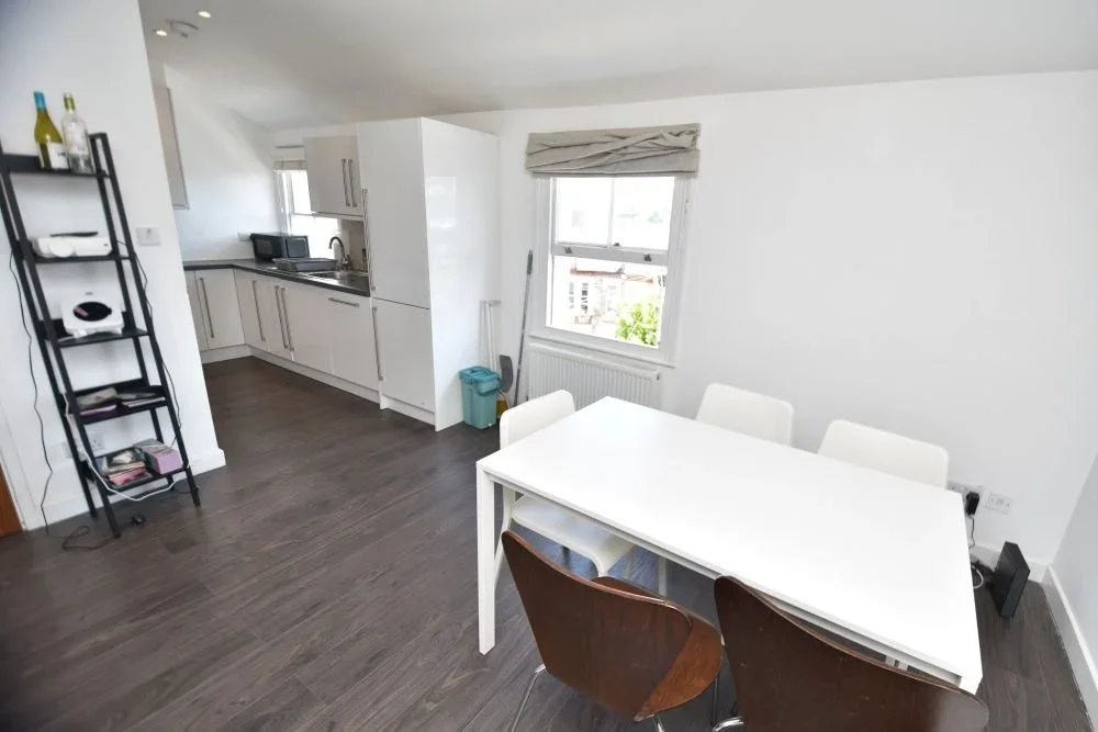 Flat Oaklands Grove in Greater London
