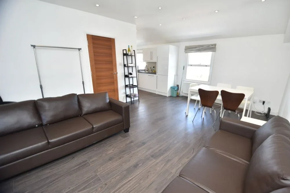 Flat Oaklands Grove in Greater London