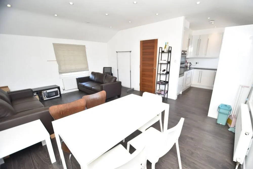 Flat Oaklands Grove in Greater London