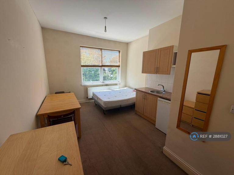 Flat Redbourne Avenue in Greater London