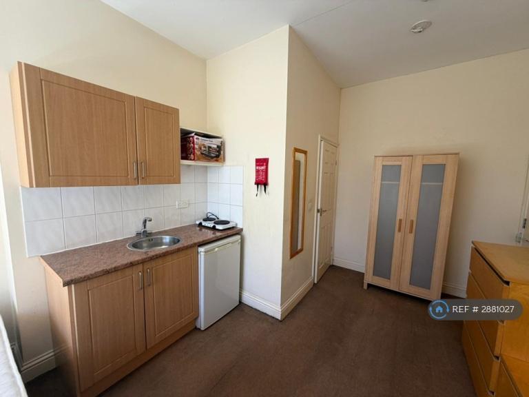 Flat Redbourne Avenue in Greater London