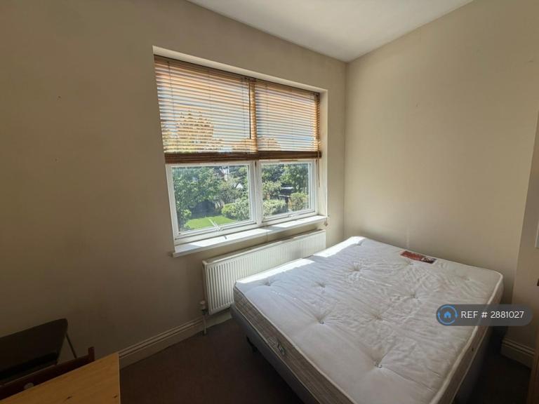 Flat Redbourne Avenue in Greater London