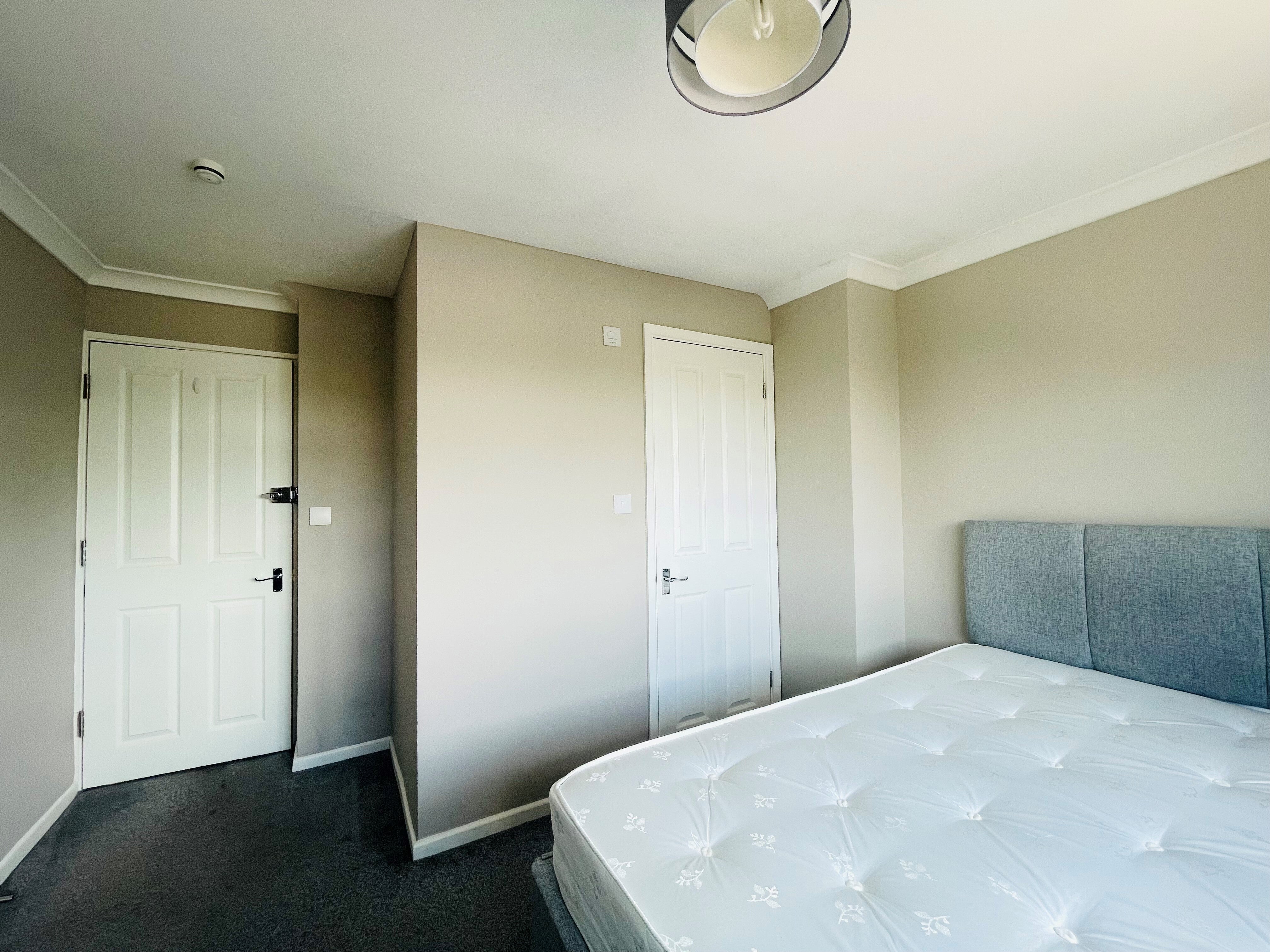 Room Cuckmere Crescent in Crawley