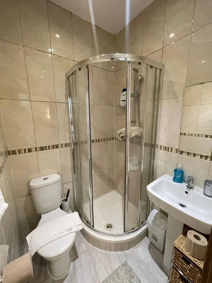 Flat Kempsford Gardens in Greater London