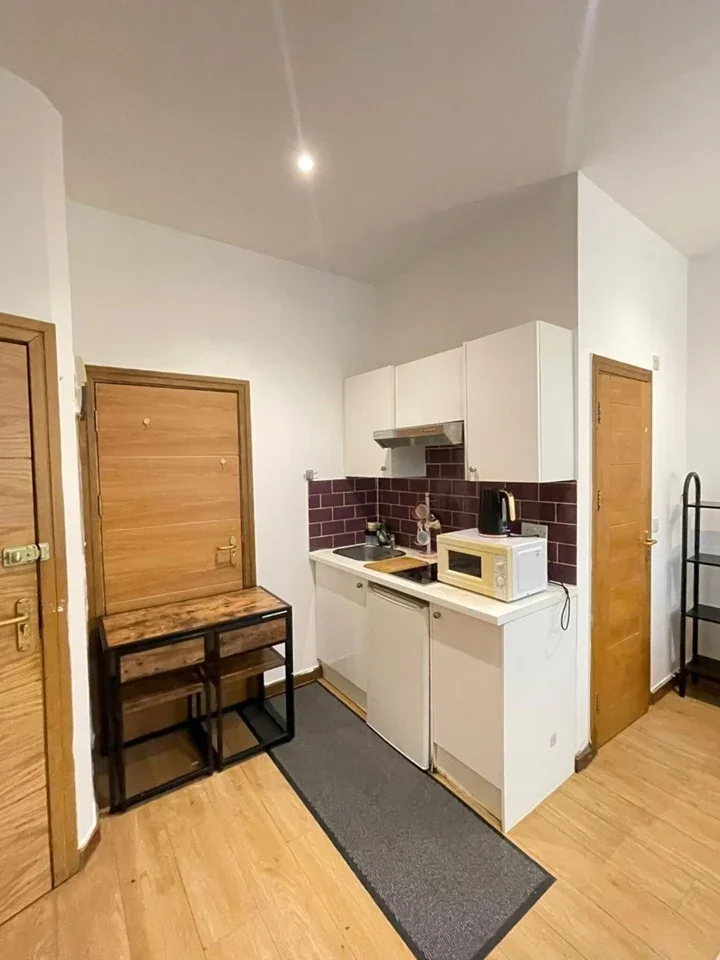 Flat Kempsford Gardens in Greater London