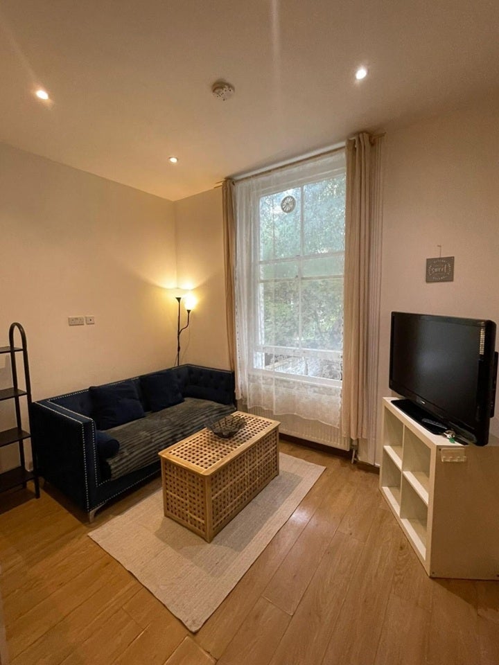 Flat Kempsford Gardens in Greater London