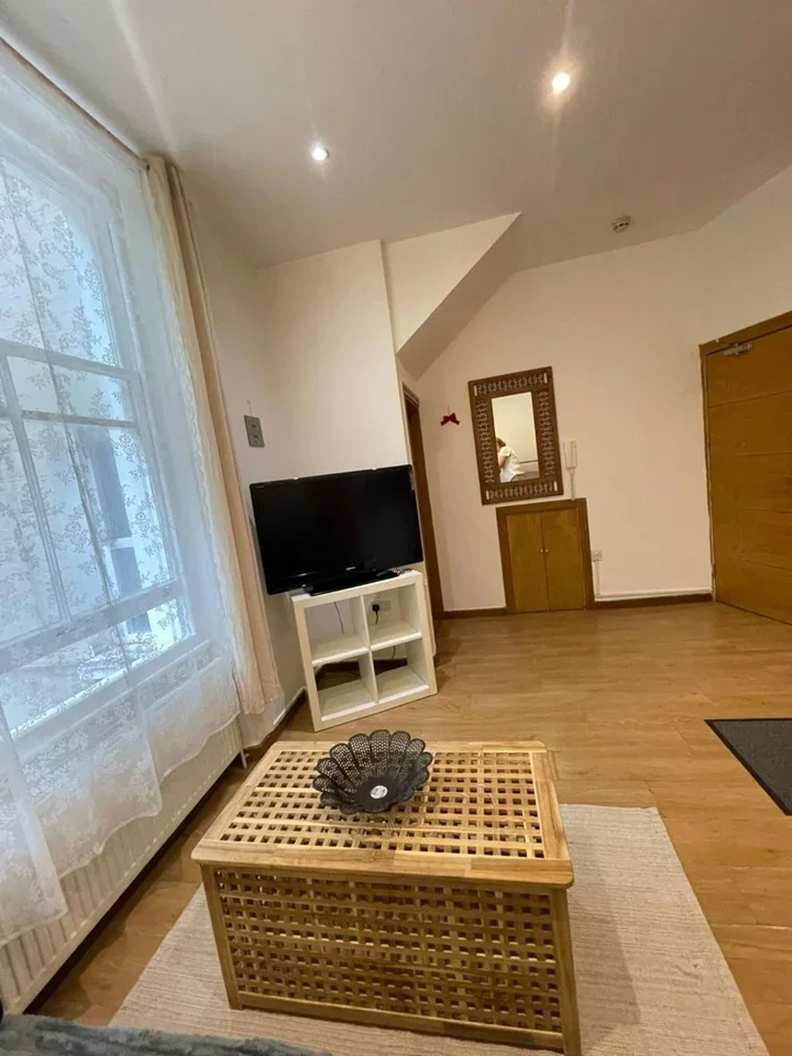 Flat Kempsford Gardens in Greater London