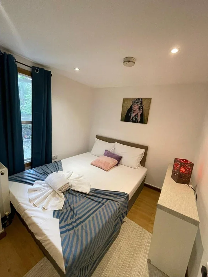 Flat Kempsford Gardens in Greater London