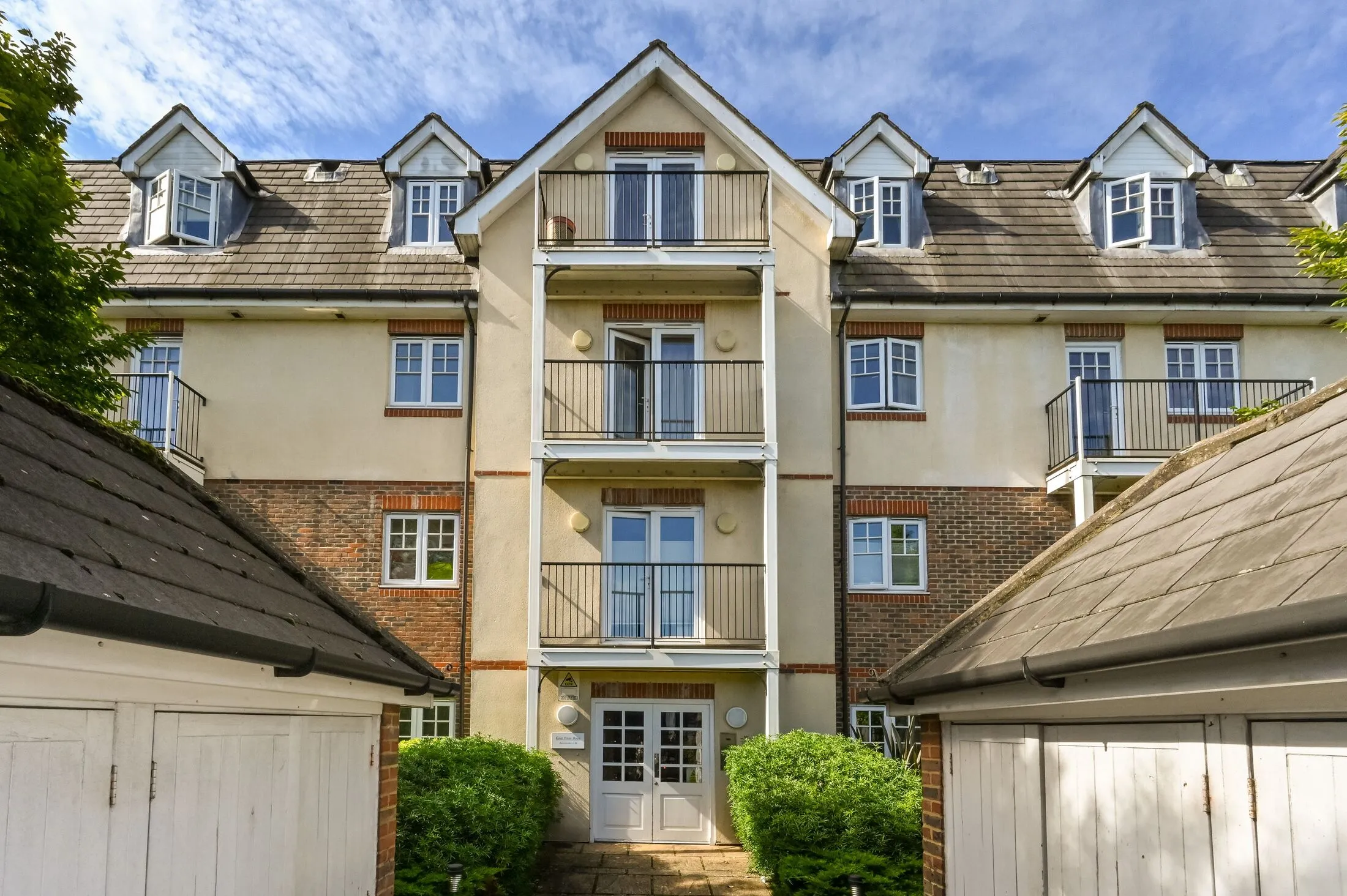 Flat Woodside Road in Greater London