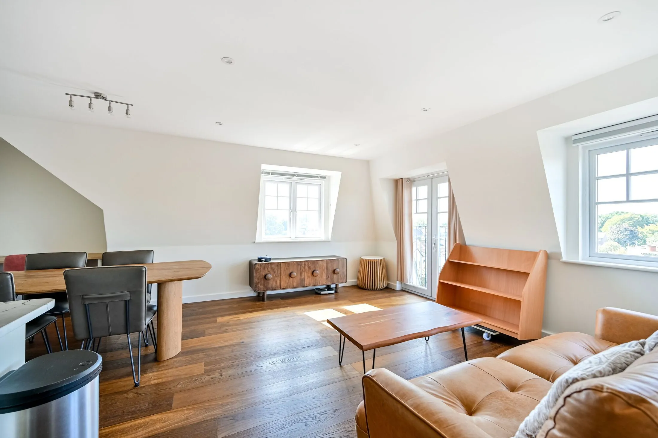 Flat Woodside Road in Greater London