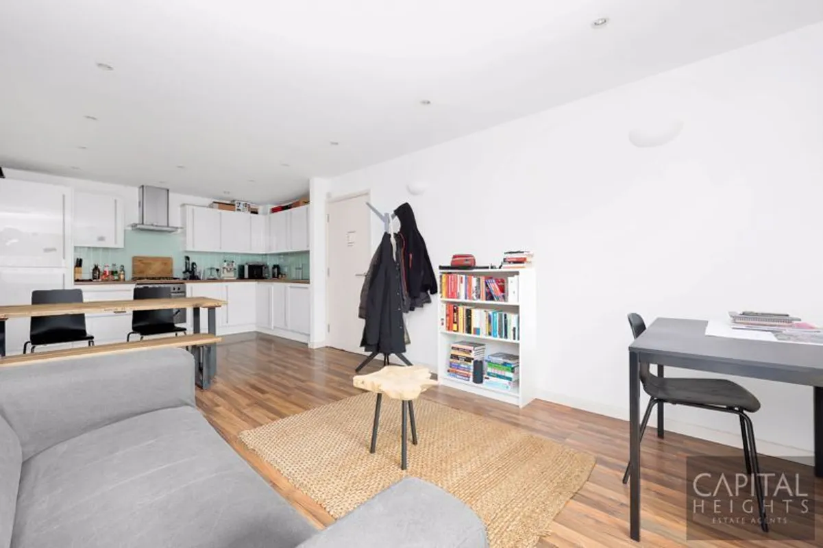 Flat Chicksand Street in Greater London