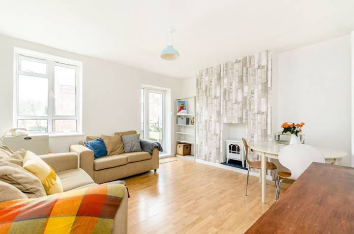 Room Bowen Drive in Greater London