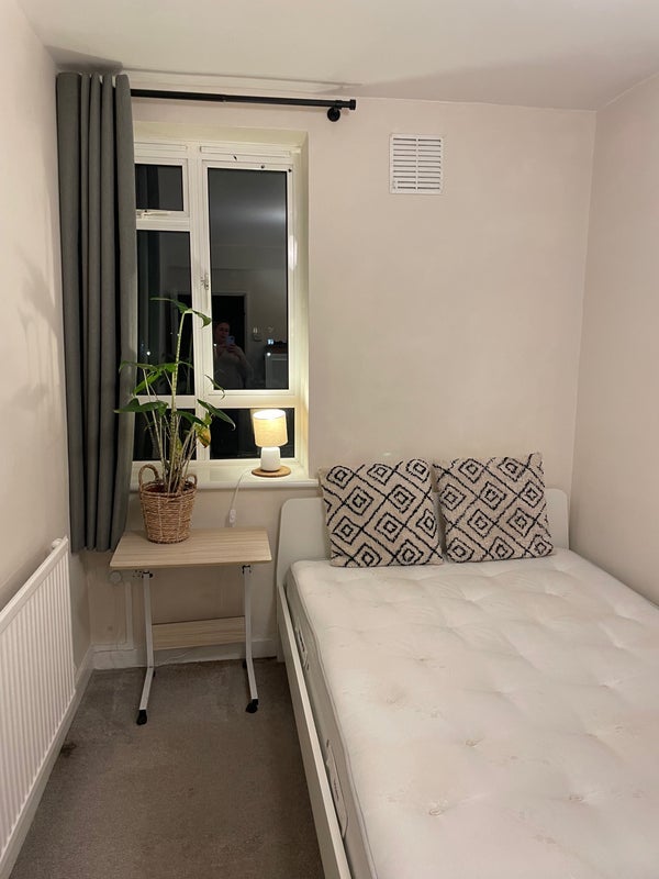 Room Bowen Drive in Greater London