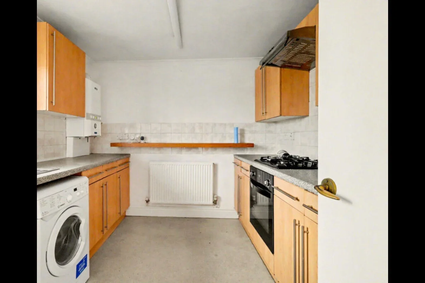 Flat Victoria Avenue in Greater London