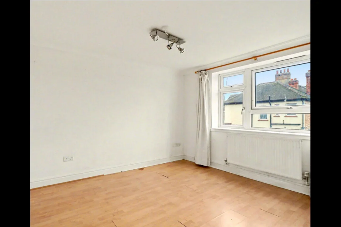 Flat Victoria Avenue in Greater London