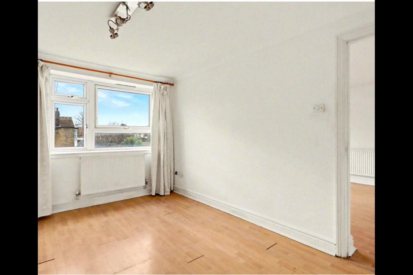 Flat Victoria Avenue in Greater London
