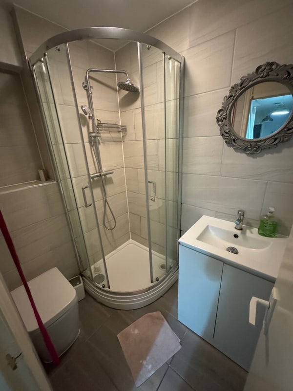 Room Downfield Close in City of Westminster