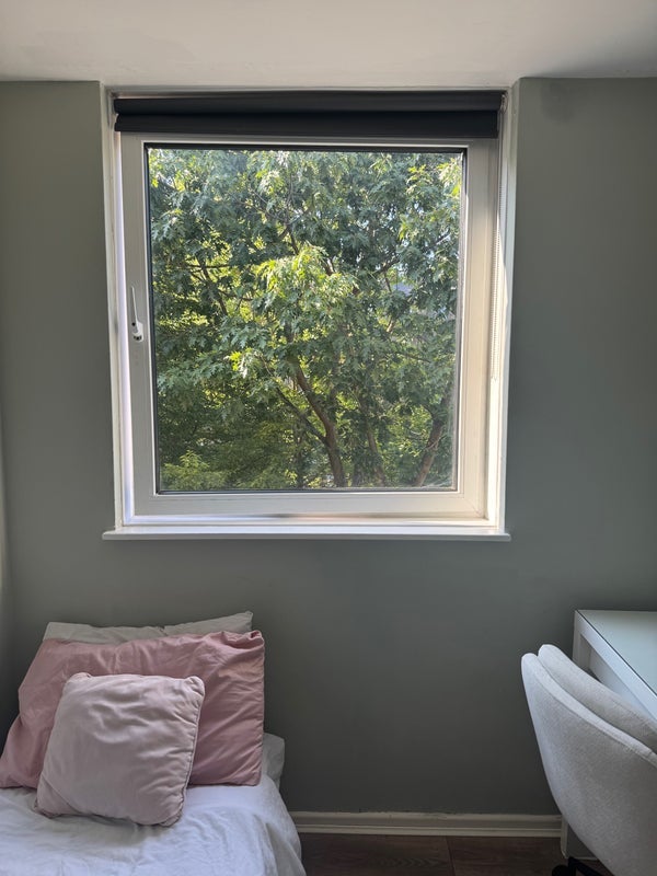 Room Downfield Close in City of Westminster