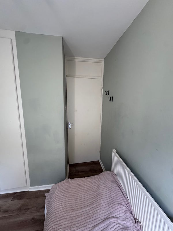 Room Downfield Close in City of Westminster