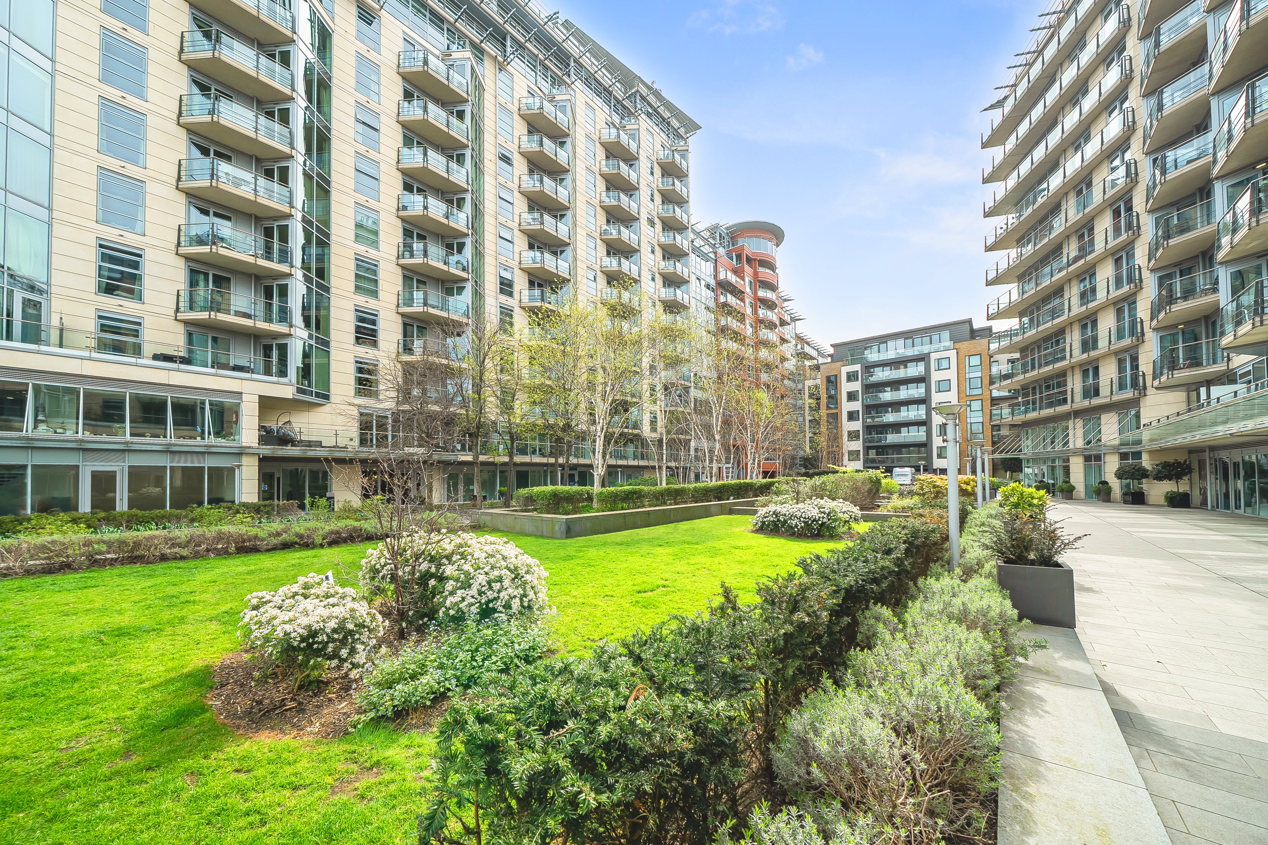 Flat Juniper Drive in Greater London
