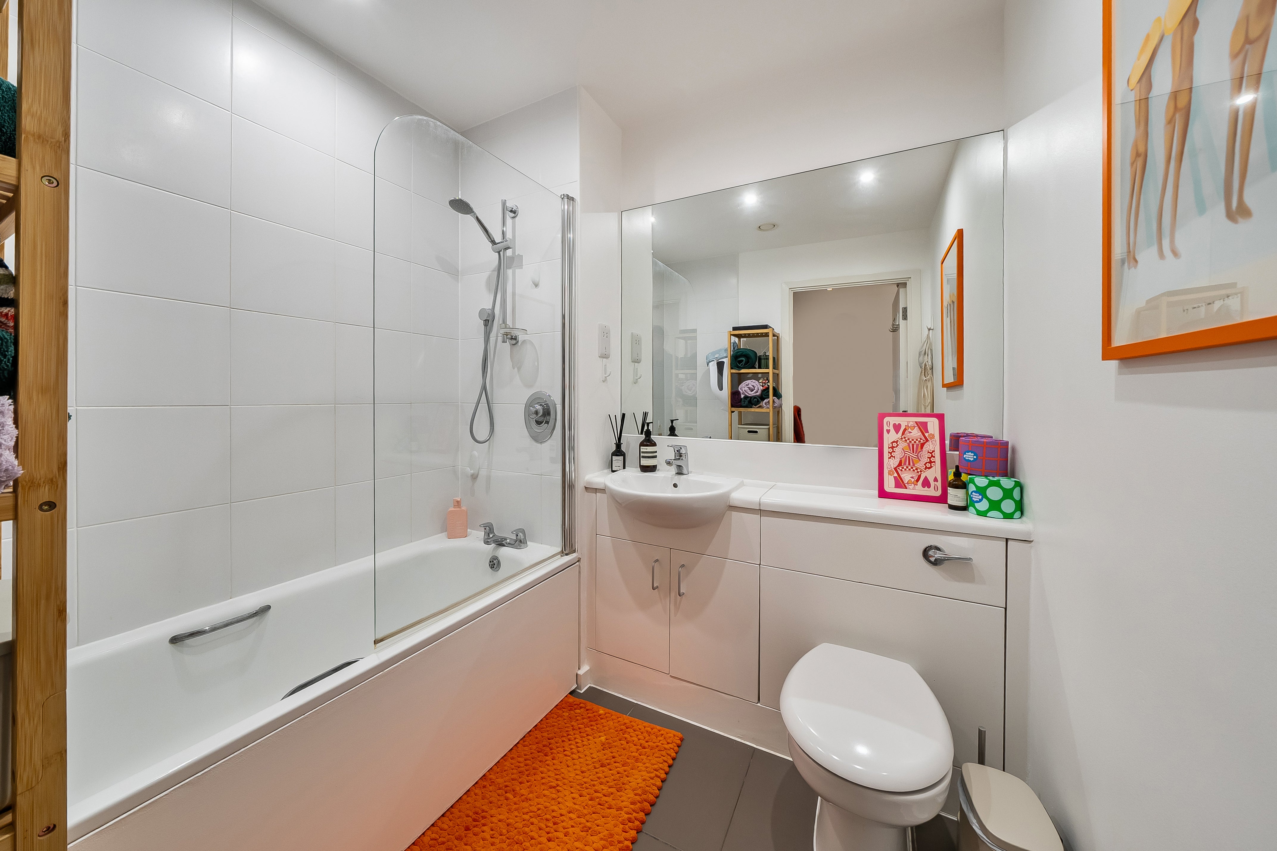 Flat Juniper Drive in Greater London